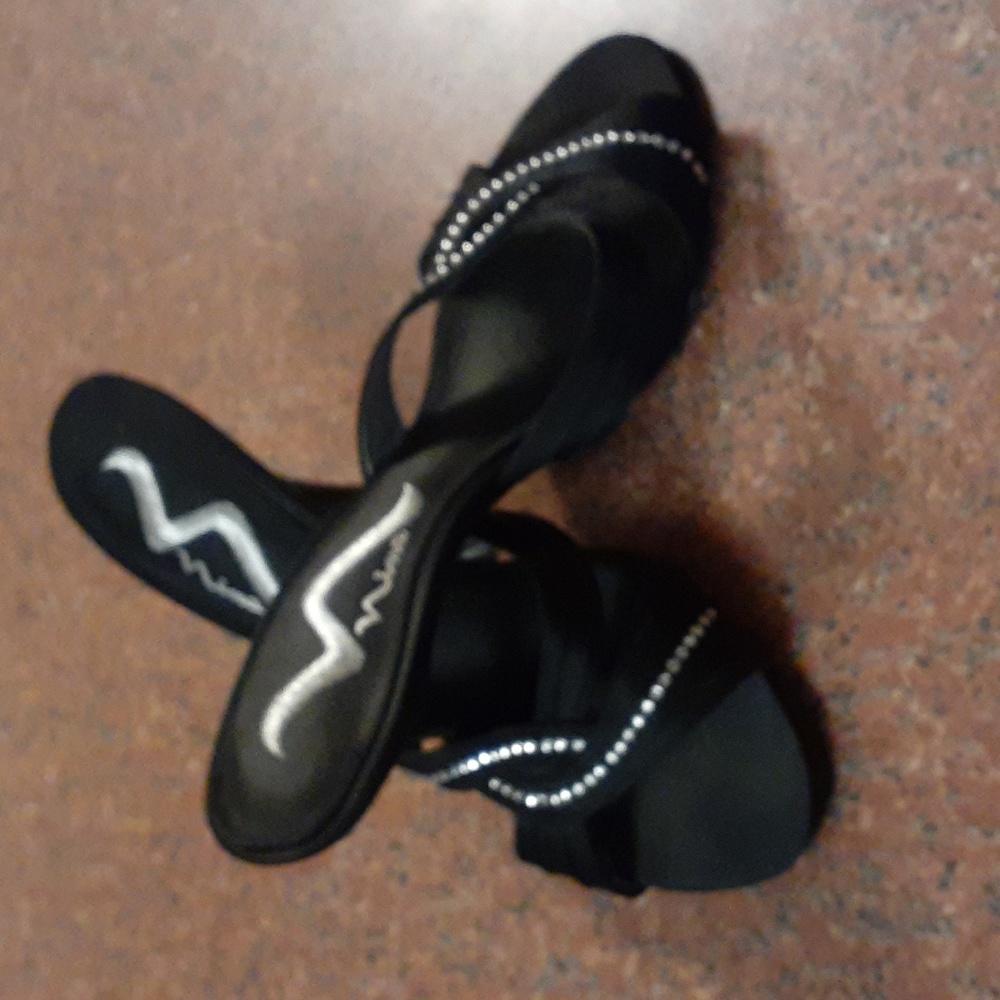 Nina shoes  black luster dressy heels  size 8m  adorable!